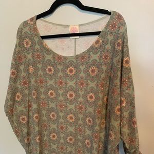 Oversized green patterned blouse/tunic. SIZE UNKNOWN BUT HAS FIT 16-24